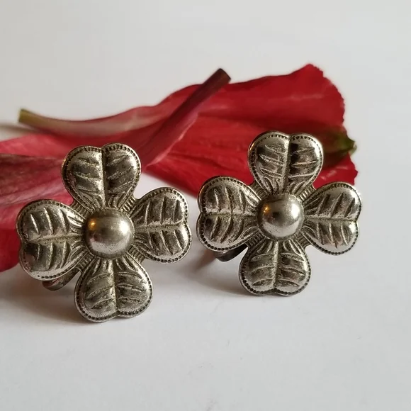 Relisted -Vintage four leaf clover screwback earrings silver tone metal - Picture 9 of 11